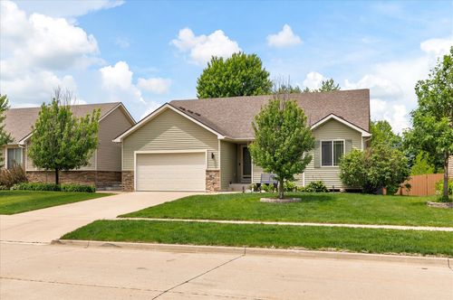 2070 Se Willowbrook Dr, Waukee, IA, 50263-8331 | Card Image