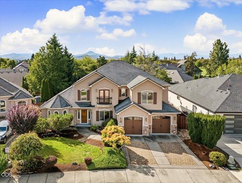 888 Arrowhead Trl, Eagle Point, OR, 97524-8614 | Card Image