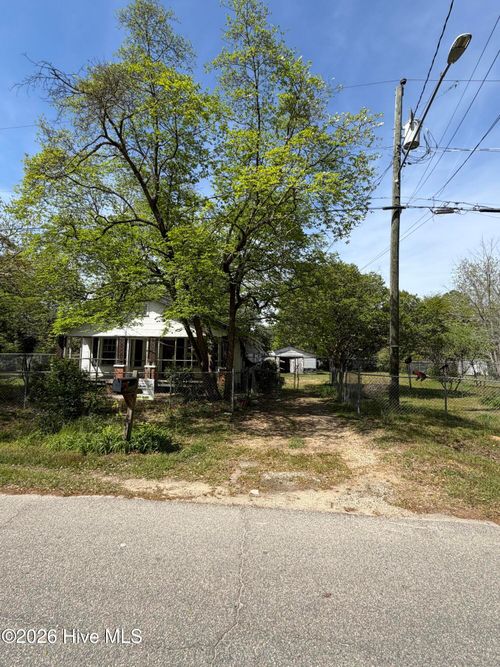 610 Jackson St, Laurinburg, NC, 28352-3924 | Card Image