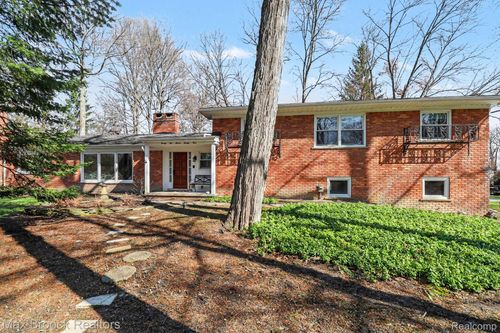 22724 King Richard Ct, Beverly Hills, MI, 48025-2508 | Card Image