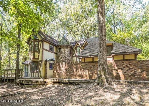 215 Girl Scout Rd, Grenada, MS, 38901-9281 | Card Image