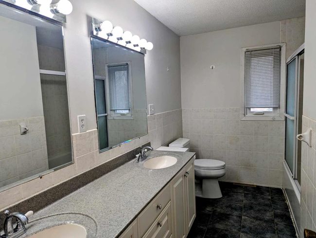 Main level bathroom | Image 21