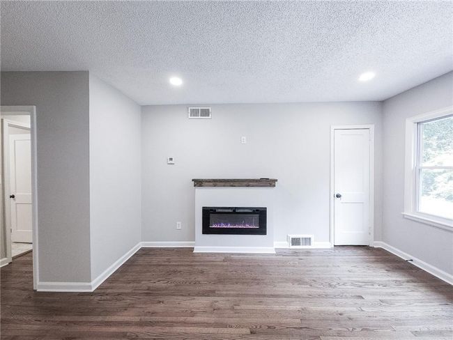 522 Stell Rd, House other with 3 bedrooms, 2 bathrooms and 4 parking in woodstock GA | Image 4