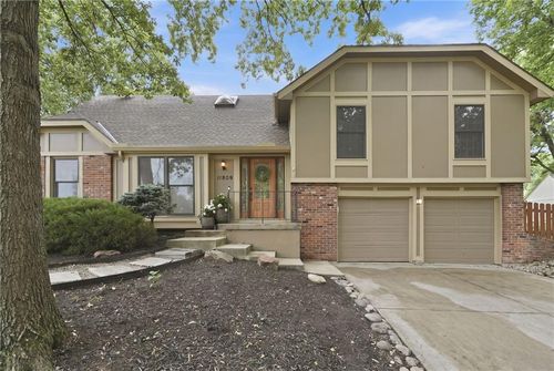 11809 Rosehill Rd, Overland Park, KS, 66210-1320 | Card Image