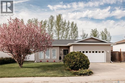 643 Dieppe Dr, Weyburn, SK, S4H3G4 | Card Image