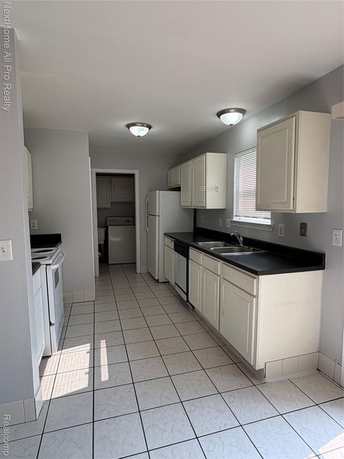15431 Meyers Rd, Detroit, MI, 48227-4097 | Card Image