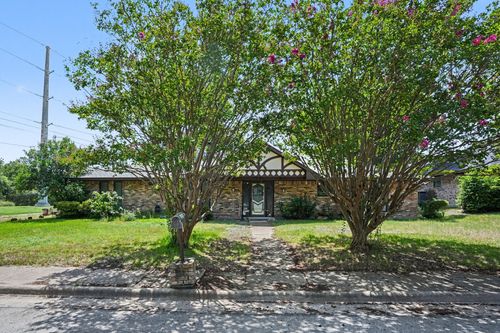 1215 Thunderbrook Dr, Desoto, TX, 75115-2918 | Card Image
