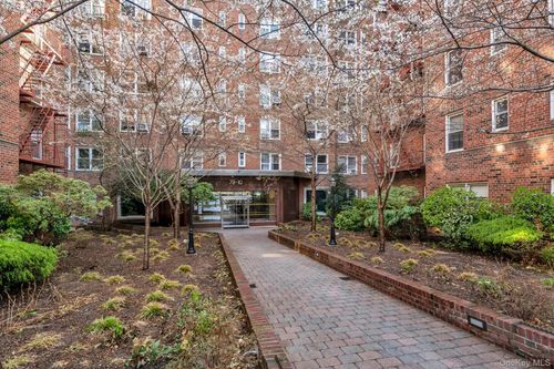 7w-79-10 34th Ave, Jackson Heights, NY, 11372-2427 | Card Image
