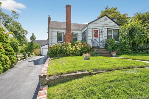 13 Prospect St, Oyster Bay, NY, 11771-2205 | Card Image