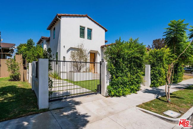 Front with Gate | Image 8