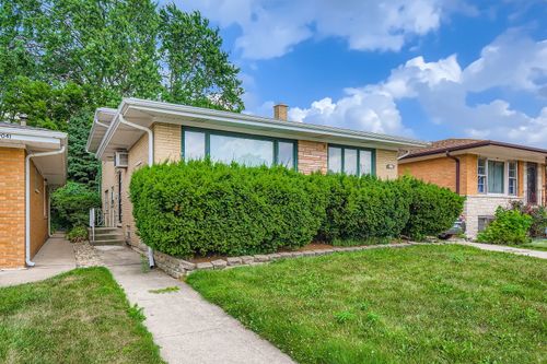 9045 S Sacramento Ave, Evergreen Park, IL, 60805-1333 | Card Image
