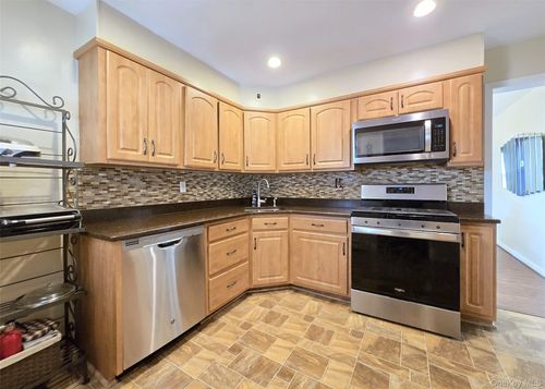 2291 Girard Pl, Merrick, NY, 11566-3807 | Card Image