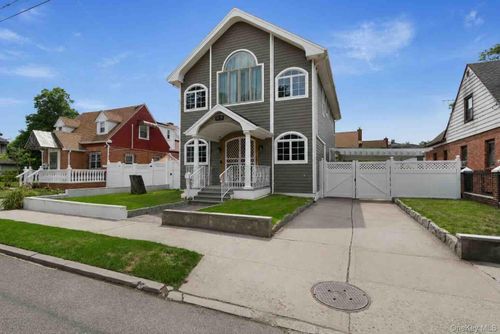 1011 Bay 24th St, Far Rockaway, NY, 11691-1801 | Card Image