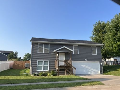 25 W Village Cir, Davenport, IA, 52806-4857 | Card Image