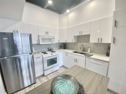 1715-2016 Main Street, Houston, TX, 77002 | Card Image