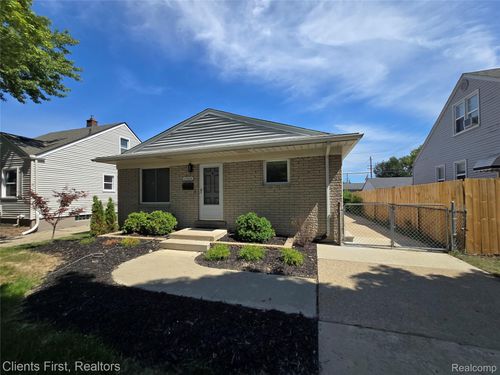 28004 Hughes St, Saint Clair Shores, MI, 48081-1424 | Card Image