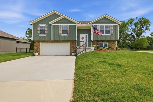 900 Nw Crestwood Dr, Grain Valley, MO, 64029-5605 | Card Image