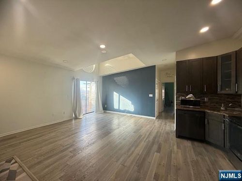 589 Fairview Ave, Fairview, NJ, 07022-1850 | Card Image