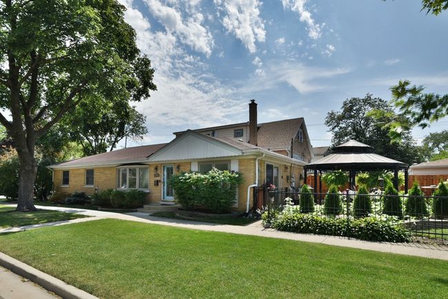 8001 45 Th St, House other with 3 bedrooms, 2 bathrooms and 2 parking in Lyons IL | Image 15