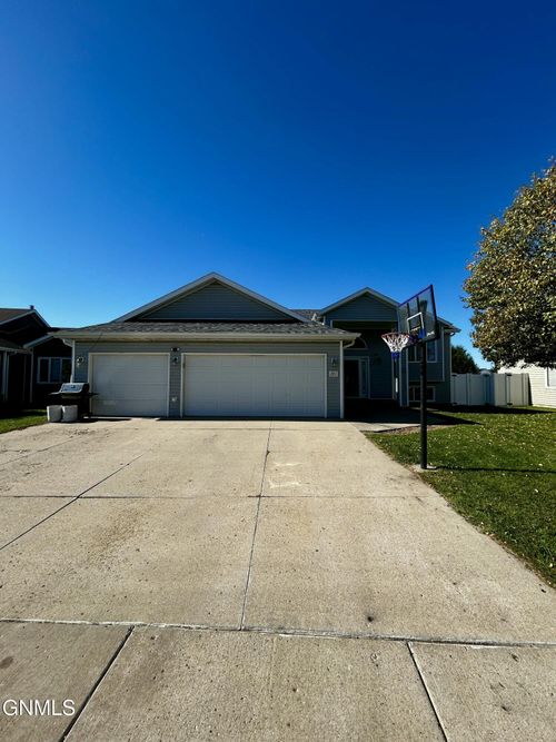 2811 Plainview Drive Se, Mandan, ND, 58554 | Card Image