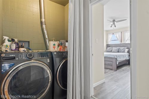 3020 Grove St, Keego Harbor, MI, 48320-1077 | Card Image