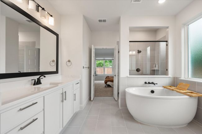And a relaxing soaking tub! | Image 24