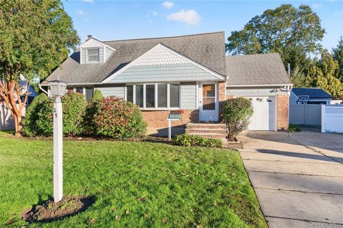 29 North Dr, Westbury, NY, 11590-1011 | Card Image