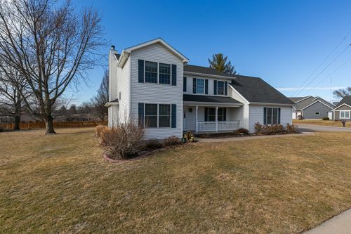 2052 Ashford Rd, Bettendorf, IA, 52722-8213 | Card Image