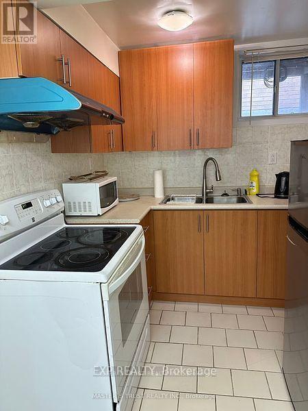 Residential Lease in Toronto (Bayview Village) 5