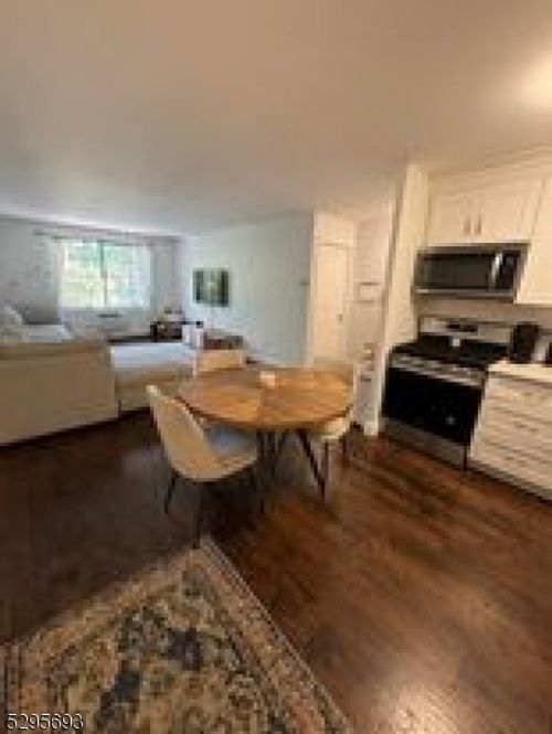909 Thoreau Ct, Mahwah, NJ, 07430-2358 | Card Image