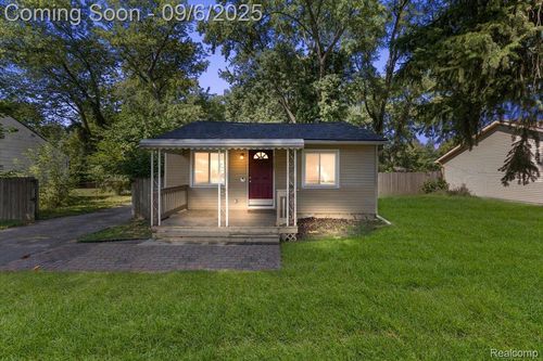 21607 Roosevelt Ave, Farmington Hills, MI, 48336-5648 | Card Image