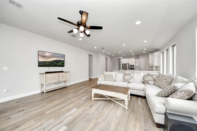 12310 Grassy Bend Dr, House other with 3 bedrooms, 2 bathrooms and 2 parking in Mont Belvieu TX | Image 12