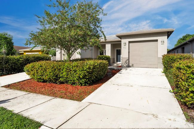 739 Nw 2 Nd Ave, Home with 3 bedrooms, 2 bathrooms and null parking in Fort Lauderdale FL | Image 9