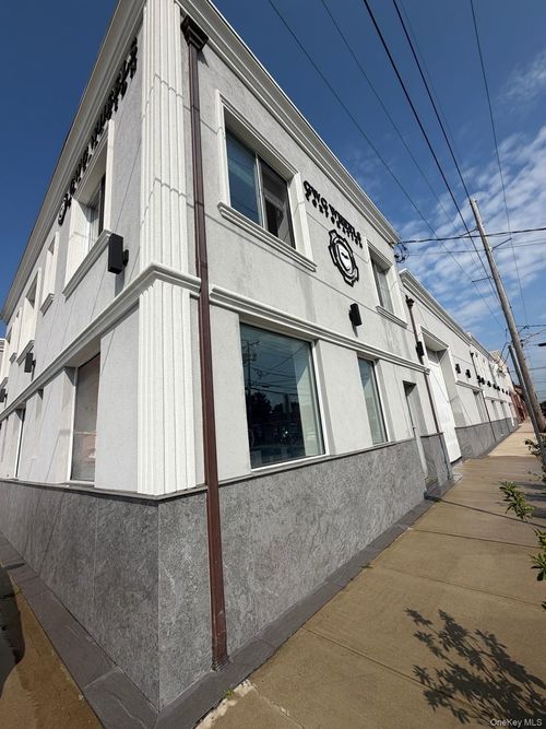 105 Lakeville Rd, New Hyde Park, NY, 11040-3003 | Card Image