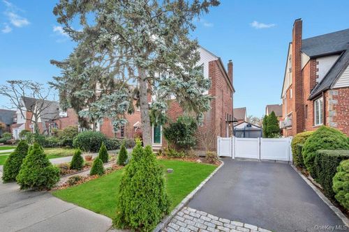 88 Marlboro Rd, Valley Stream, NY, 11581-3328 | Card Image