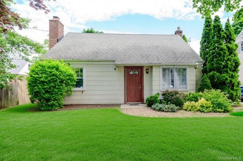 102 E 12th St, Huntingtn Sta, NY, 11746-2520 | Card Image