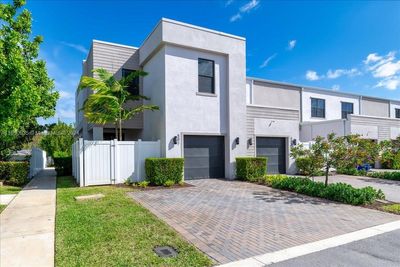 501 Nw 17th St, Townhouse with 4 bedrooms, 2 bathrooms and null parking in Fort Lauderdale FL | Image 3