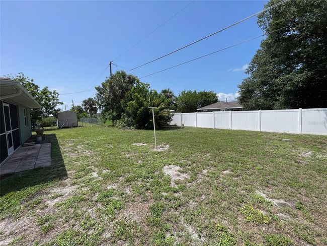 Large back yard | Image 27
