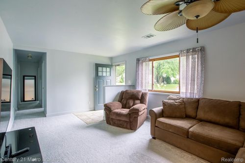 2512 Flintridge St, Lake Orion, MI, 48359-1530 | Card Image