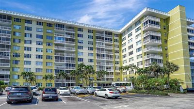 710B - 4400 Hillcrest Dr, Condo with 2 bedrooms, 2 bathrooms and null parking in Hollywood FL | Image 1