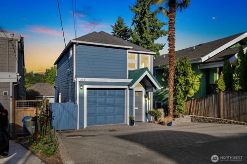 212 27th Ave E, Seattle, WA, 98112-5427 | Card Image
