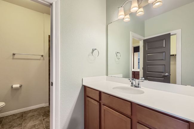 upstairs jack and jill bath between two bedrooms | Image 23