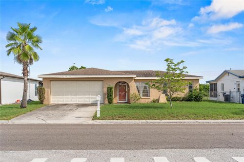 8351 Fox Hollow Dr, PORT RICHEY, FL, 34668-4211 | Card Image