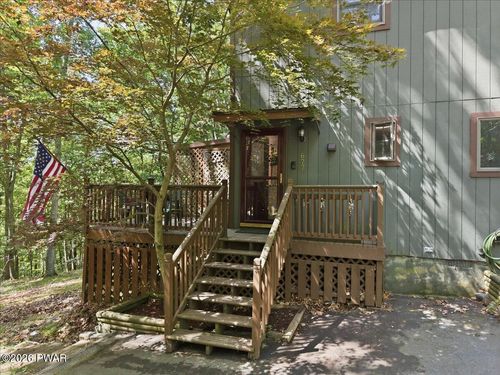 677 Clubhouse Dr, East Stroudsburg, PA, 18302-9272 | Card Image