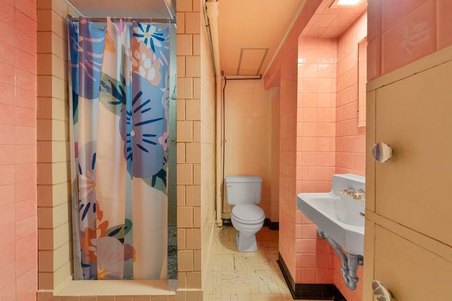 34 Bathroom_lowr.jpg | Image 32