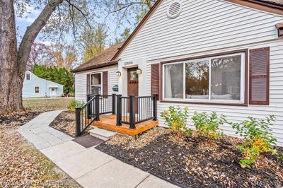 23096 Hawthorne Street, Home with 4 bedrooms, 2 bathrooms and null parking in Farmington MI | Image 3