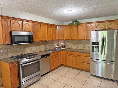 66 Omni Parc Dr, Nanuet, NY, 10954-5949 | Card Image