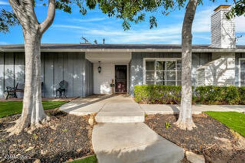 135 W Gainsborough Rd, Thousand Oaks, CA, 91360-3404 | Card Image