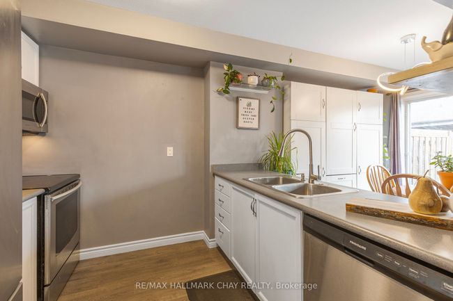 17 Michael Cres, House attached with 3 bedrooms, 2 bathrooms and 2 parking in Barrie ON | Image 9