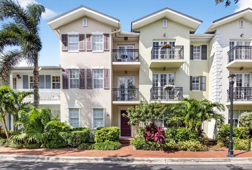 1054 E Heritage Club Cir, Delray Beach, FL, 33483-3482 | Card Image